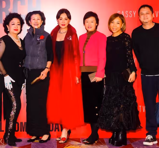 李嘉誠知己周凱旋出席晚宴,與劉嘉玲同框氣質不輸,葉倩文也在場