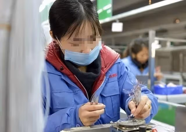 弟媳上門求我去看望臨終的弟弟,我老公卻把她趕出了家門