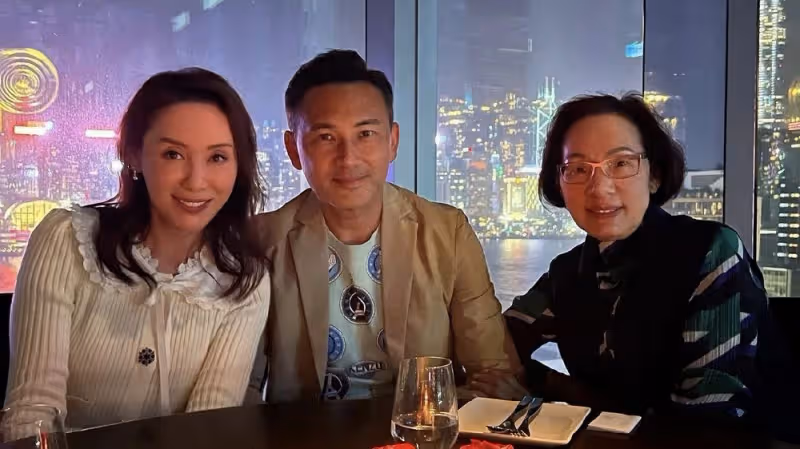 郭可盈林文龍慶結婚19周年，在高檔餐廳約會，獲母親送水晶比翼鳥