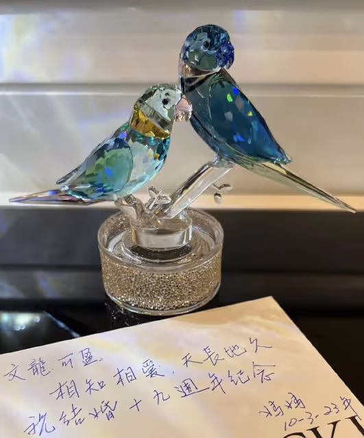 郭可盈林文龍慶結婚19周年,在高檔餐廳約會,獲母親送水晶比翼鳥