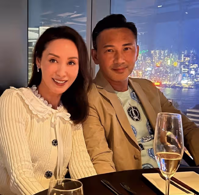 郭可盈林文龍慶結婚19周年,在高檔餐廳約會,獲母親送水晶比翼鳥