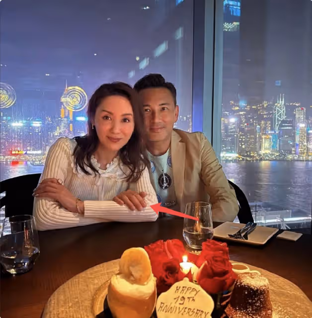郭可盈林文龍慶結婚19周年,在高檔餐廳約會,獲母親送水晶比翼鳥
