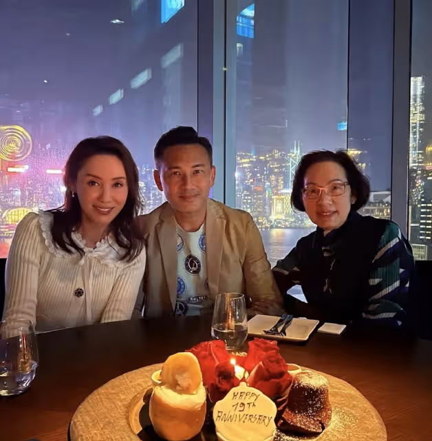 郭可盈林文龍慶結婚19周年,在高檔餐廳約會,獲母親送水晶比翼鳥