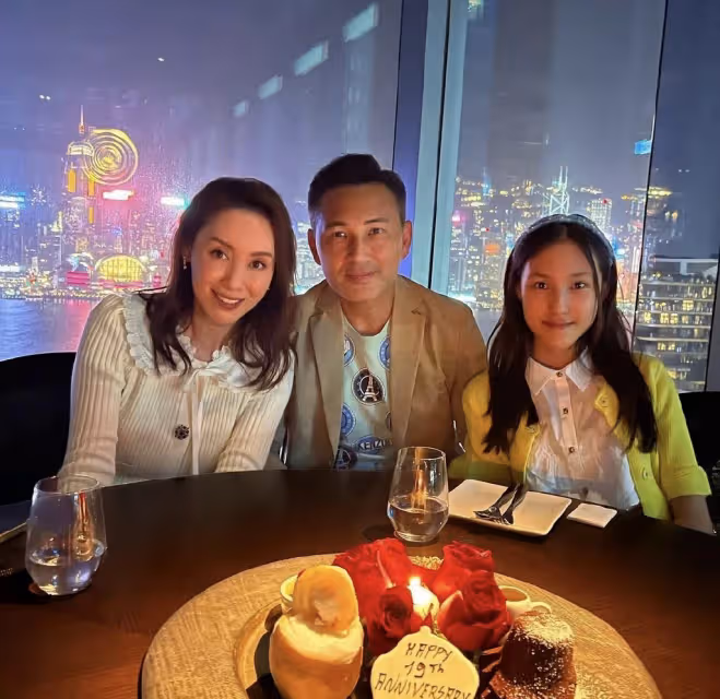 郭可盈林文龍慶結婚19周年,在高檔餐廳約會,獲母親送水晶比翼鳥