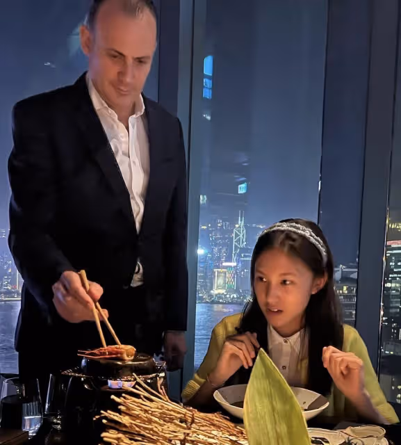 郭可盈林文龍慶結婚19周年,在高檔餐廳約會,獲母親送水晶比翼鳥