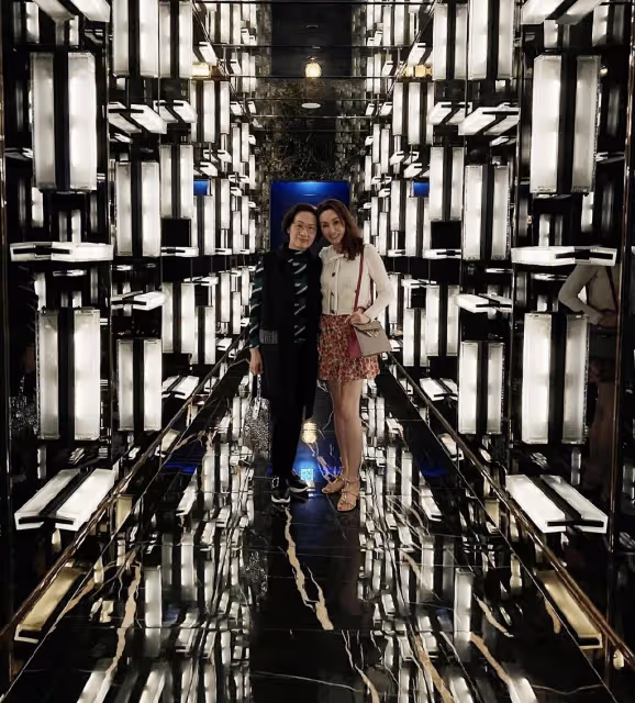郭可盈林文龍慶結婚19周年,在高檔餐廳約會,獲母親送水晶比翼鳥