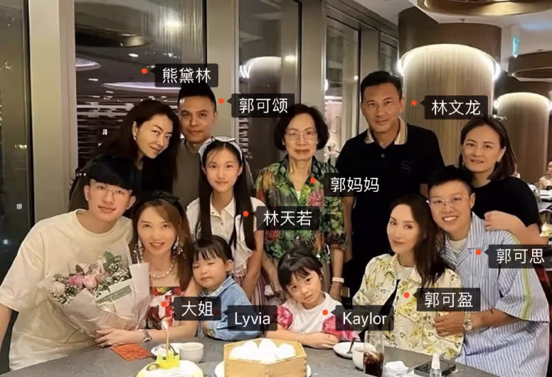 郭可盈林文龍慶結婚19周年,在高檔餐廳約會,獲母親送水晶比翼鳥
