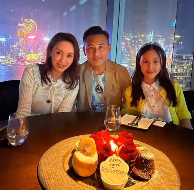 林文龍夫婦結婚19周年,吃燭光晚餐太浪漫,豪門岳母送出名貴禮物