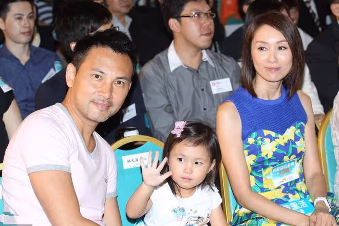 林文龍夫婦結婚19周年,吃燭光晚餐太浪漫,豪門岳母送出名貴禮物