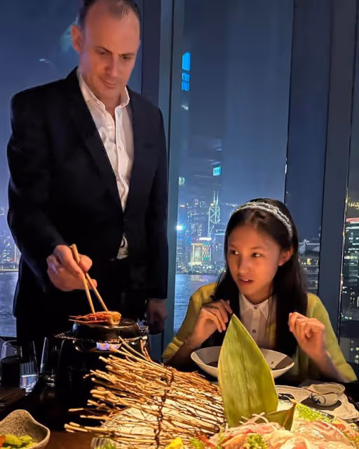 林文龍夫婦結婚19周年,吃燭光晚餐太浪漫,豪門岳母送出名貴禮物