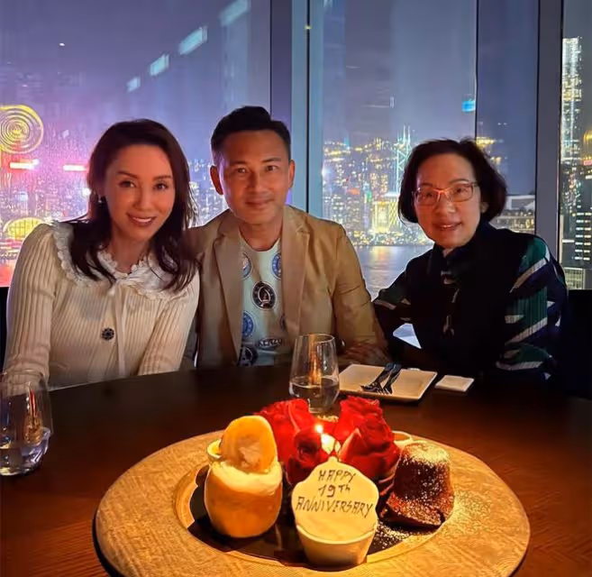 林文龍夫婦結婚19周年,吃燭光晚餐太浪漫,豪門岳母送出名貴禮物