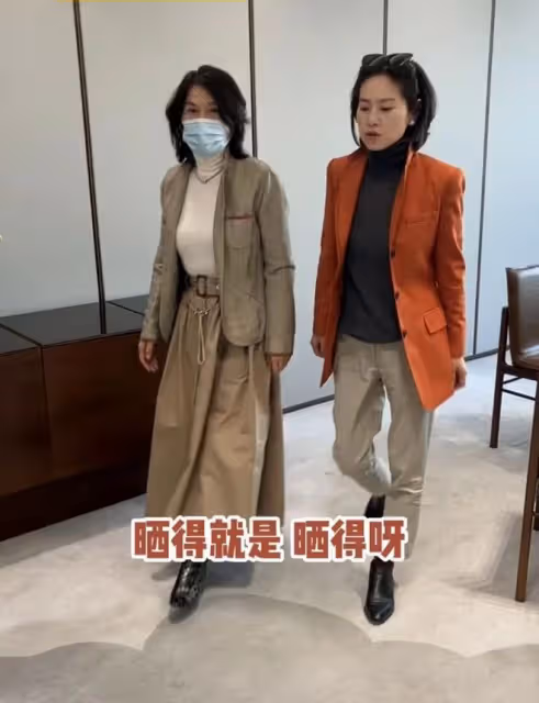 央視美女主持約見董明珠,後者生病初愈顯憔悴,二人摟抱似姐妹