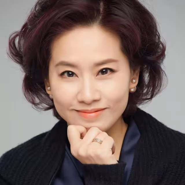 央視美女主持約見董明珠,後者生病初愈顯憔悴,二人摟抱似姐妹