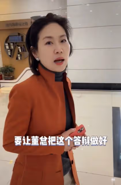 央視美女主持約見董明珠,後者生病初愈顯憔悴,二人摟抱似姐妹