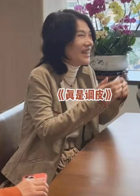 央視美女主持約見董明珠,後者生病初愈顯憔悴,二人摟抱似姐妹
