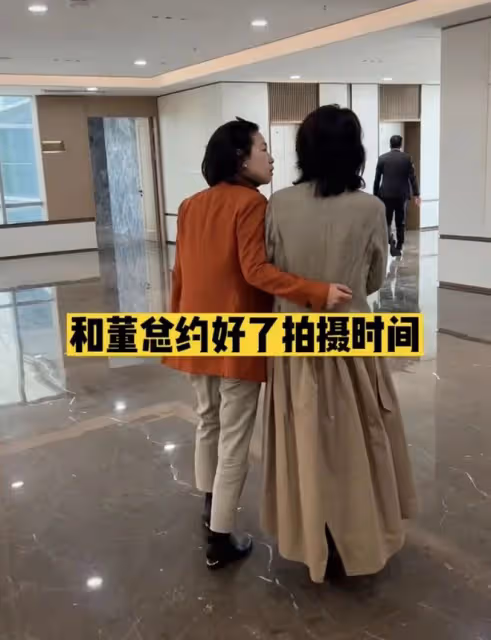 央視美女主持約見董明珠,後者生病初愈顯憔悴,二人摟抱似姐妹