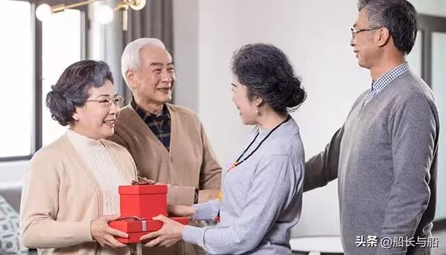 孫子「隨母姓」，大爺怒將80萬房產送侄子，兒媳發飆：真是老頑固
