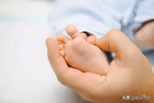 孫子「隨母姓」，大爺怒將80萬房產送侄子，兒媳發飆：真是老頑固