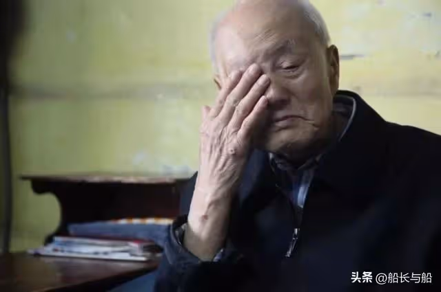 孫子「隨母姓」，大爺怒將80萬房產送侄子，兒媳發飆：真是老頑固