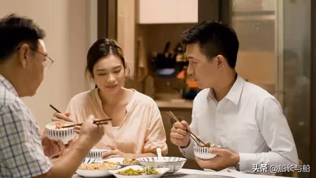 孫子「隨母姓」，大爺怒將80萬房產送侄子，兒媳發飆：真是老頑固