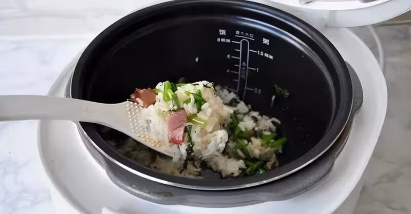 婆婆在家養老三年，每次盛米飯都從中間挖起，以前不懂，如今憎惡