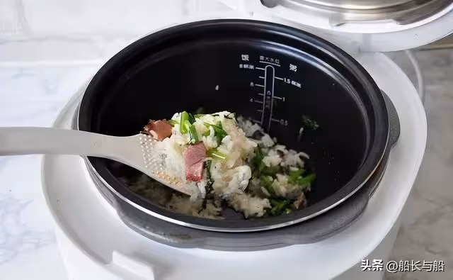 婆婆在家養老三年，每次盛米飯都從中間挖起，以前不懂，如今憎惡