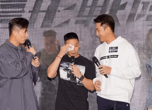 甜蜜!TVB視帝直呼未婚妻為老婆!自爆對婚禮沒太多憧憬原因...