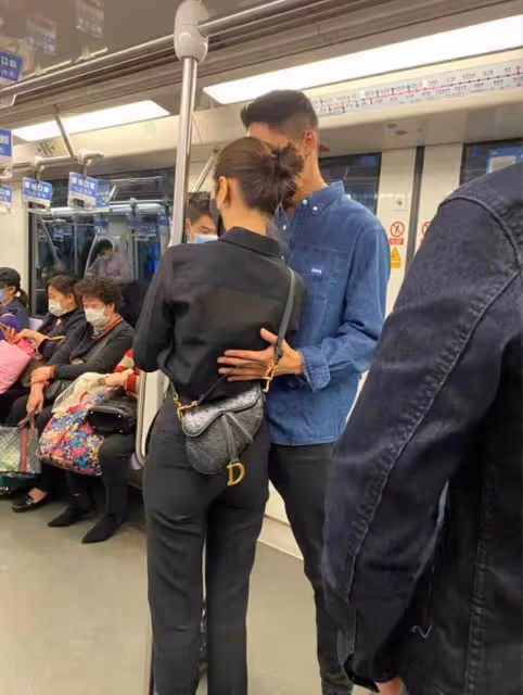 王子文分手後首現身,深夜與好姐妹聚餐有說有笑,已走出失戀陰霾