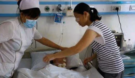 公婆一直都很恩愛!公公癱瘓後婆婆卻「每天去打太極」 偶然聽見鄰居閑聊我含淚報警