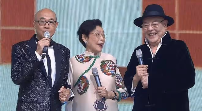 73歲TVB老戲骨顏國梁近照曝光,因患癌瘦成皮包骨,撐病軀賺外快