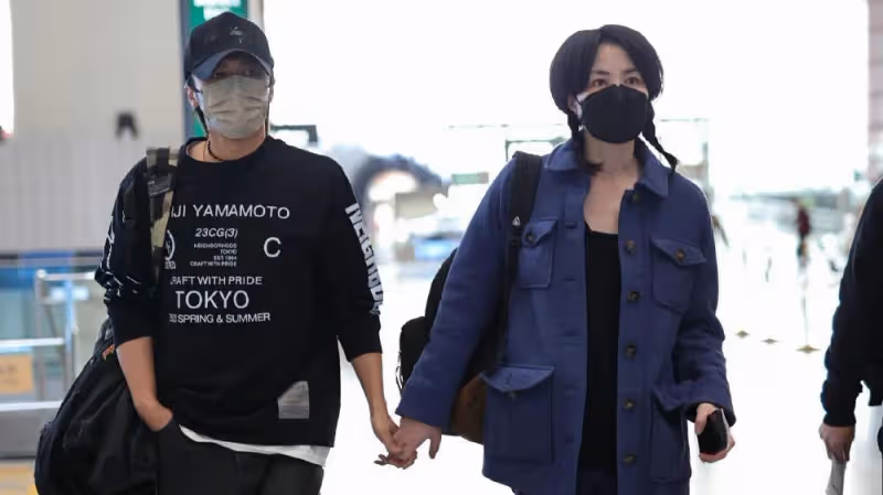 王菲陪謝霆鋒返港工作，改做跟班女友，疑與張柏芝情人節曬照有關