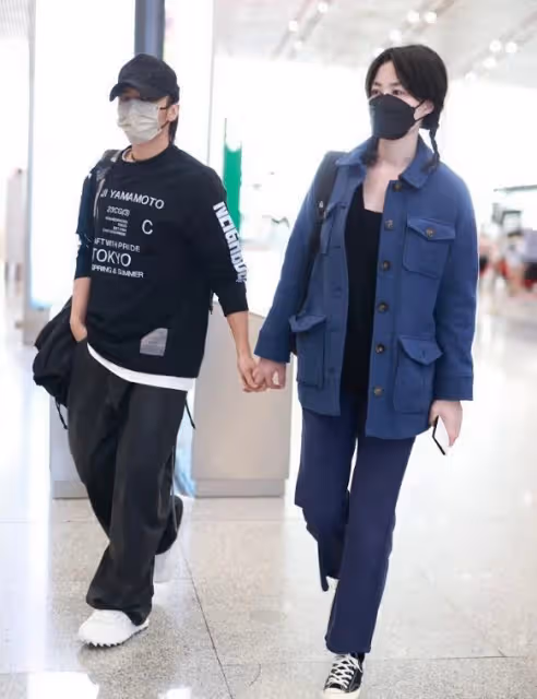 王菲陪謝霆鋒返港工作,改做跟班女友,疑與張柏芝情人節曬照有關