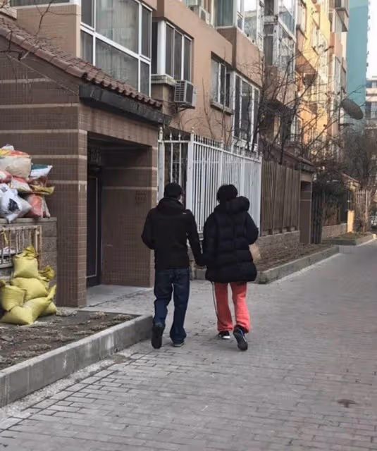 王菲陪謝霆鋒返港工作,改做跟班女友,疑與張柏芝情人節曬照有關