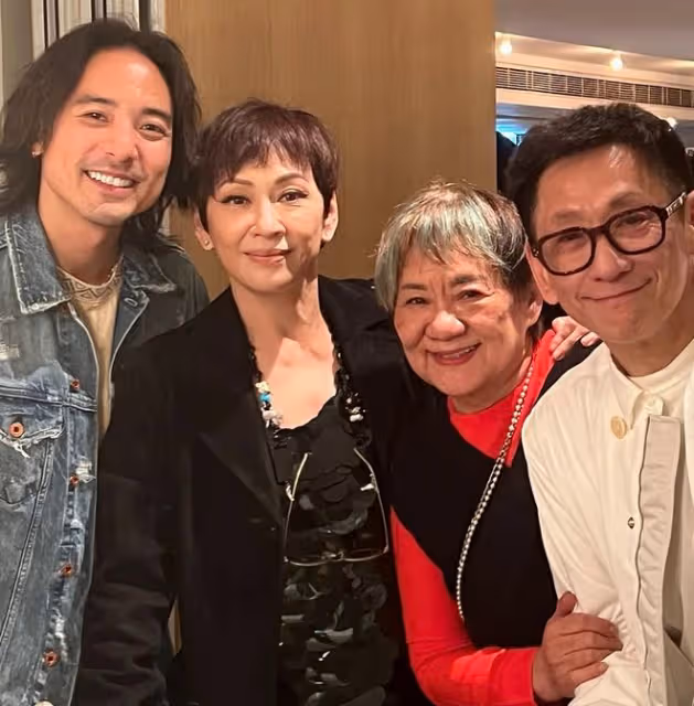 周潤發2位前任喝酒聚會,摟肩合影表現親密,均年過六十單身多年