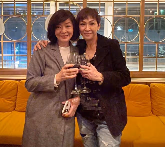 周潤發2位前任喝酒聚會,摟肩合影表現親密,均年過六十單身多年