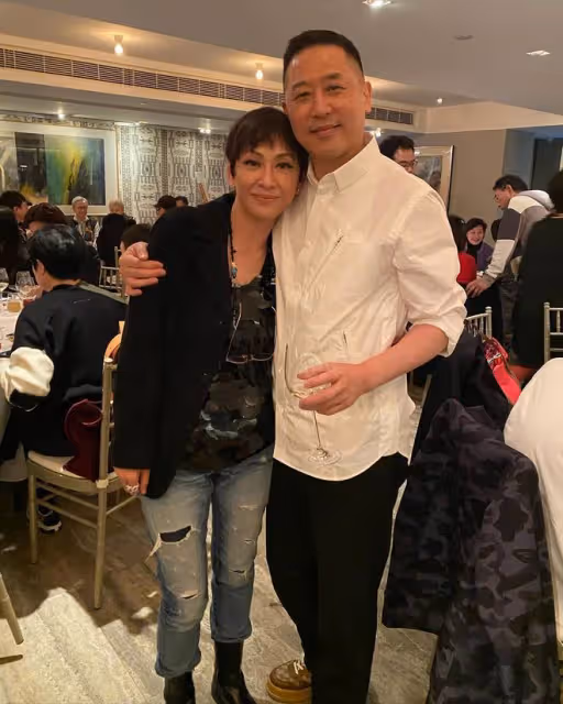周潤發2位前任喝酒聚會,摟肩合影表現親密,均年過六十單身多年