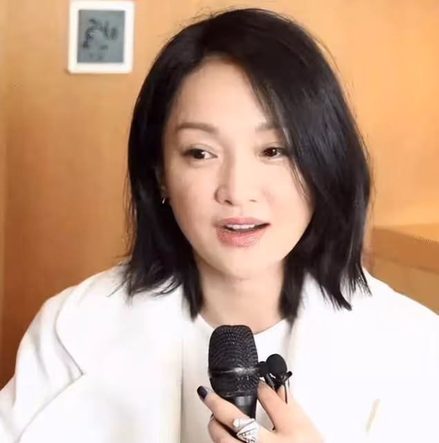 謝霆鋒機場牽手離開後王菲飆淚送別,周迅對她的評價一語中的