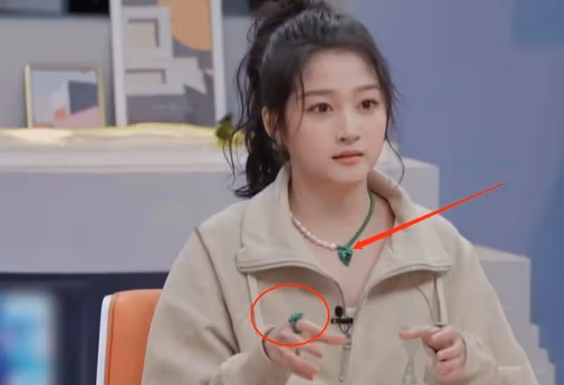 鹿晗劈腿風波後關曉彤上節目狀態引人擔憂,食指上的戒指太扎眼真的分了嗎