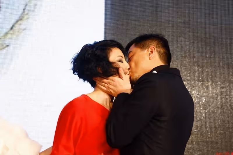 李亞鵬得新冠看到他妻子的行為,才懂他為啥評價王菲是個傳奇