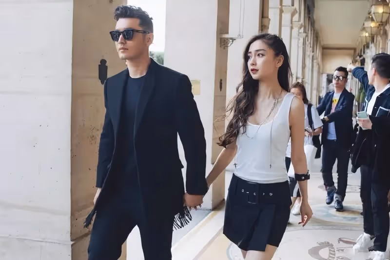 黃曉明亮相一身行頭被嘲像小矮人,跟baby離婚他又回到自己的怪圈