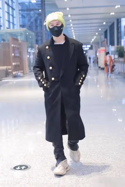 黃曉明亮相一身行頭被嘲像小矮人,跟baby離婚他又回到自己的怪圈