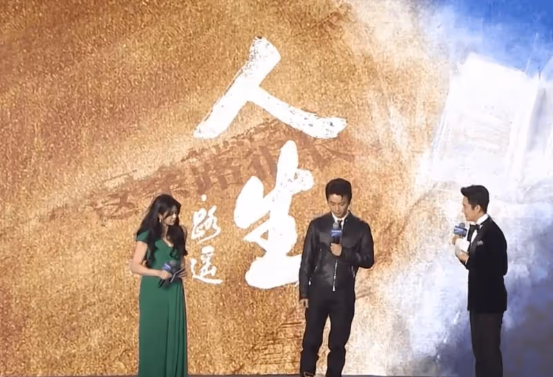 陳曉與陳妍希現身秀恩愛眼神拉絲,大讚老婆演技是殿堂級別是自己的榜樣