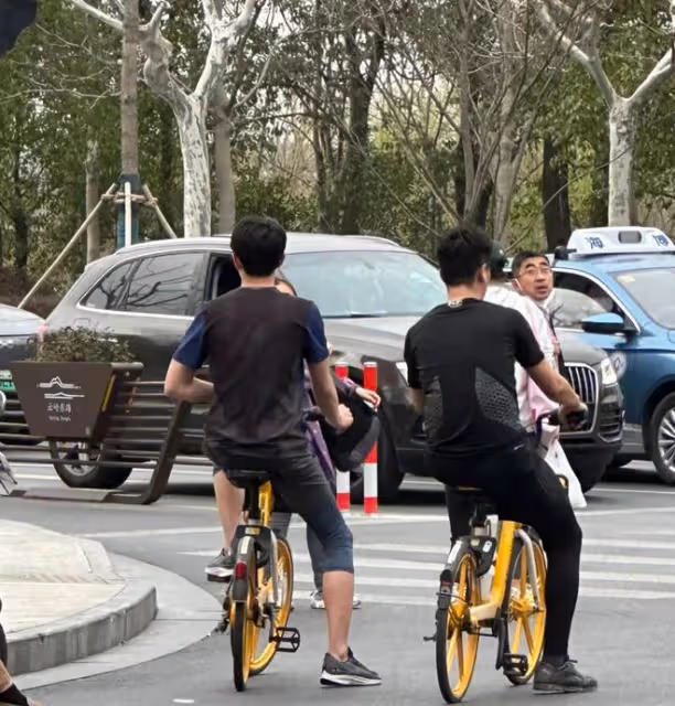 林更新上海街頭騎共享單車,身形暴瘦後背濕透,豪宅被扒19萬一平