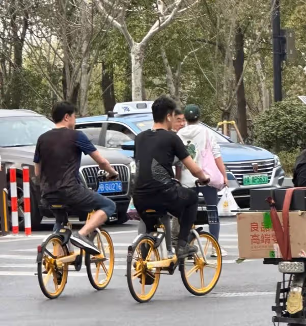 林更新上海街頭騎共享單車,身形暴瘦後背濕透,豪宅被扒19萬一平