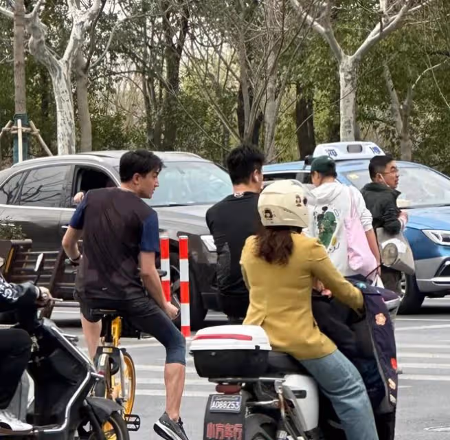 林更新上海街頭騎共享單車,身形暴瘦後背濕透,豪宅被扒19萬一平