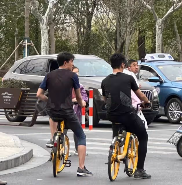 林更新上海街頭騎共享單車,身形暴瘦後背濕透,豪宅被扒19萬一平