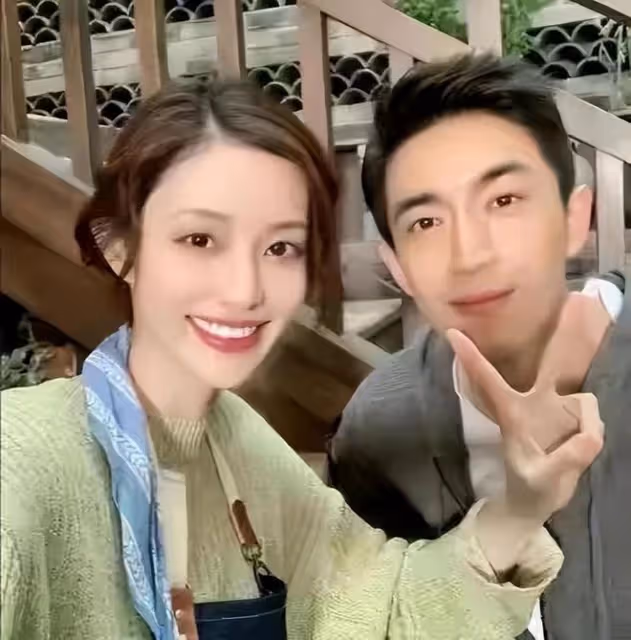 林更新上海街頭騎共享單車,身形暴瘦後背濕透,豪宅被扒19萬一平