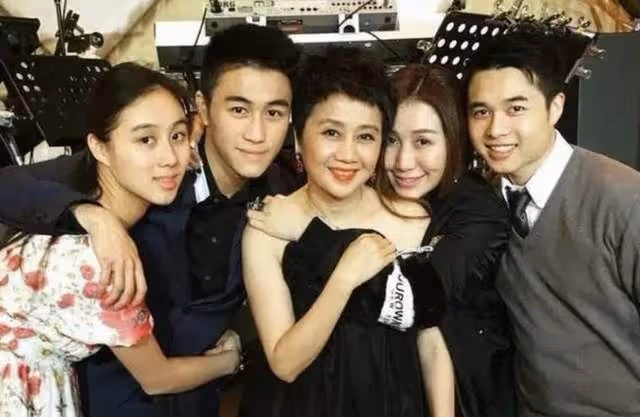 賭王兒女出席富豪婚禮,何超欣何猷君穿運動服顯隨意,外甥女露面
