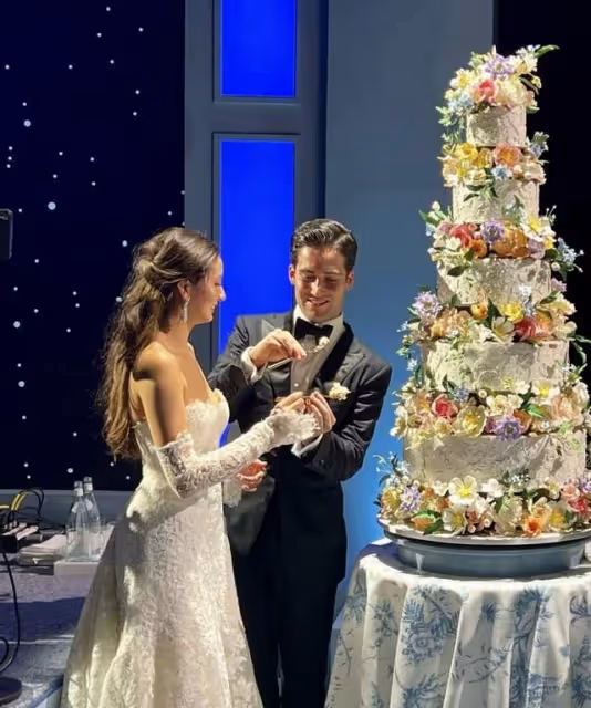 賭王兒女出席富豪婚禮,何超欣何猷君穿運動服顯隨意,外甥女露面