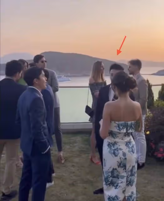 賭王兒女出席富豪婚禮,何超欣何猷君穿運動服顯隨意,外甥女露面